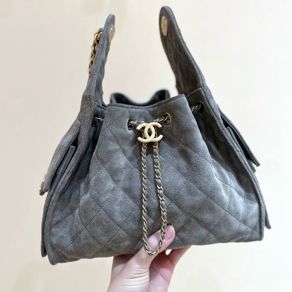 Classic CHANEL Bag: A Stylish and Versatile Choice for Elegance - Picture 1 of 11